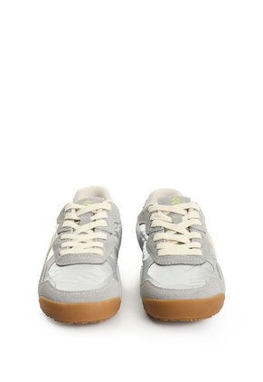 Tenis En Lona Y Gamuza Para Mujer Prime 1.0 Tenis En Lona Y Gamuza Para Mujer Prime 1.0 Plata 40 FLY UP