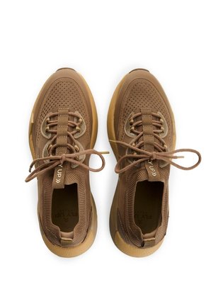 Tenis Freedom Unity 2.0 Para Hombre Fly Up Tenis Freedom Unity 2.0 Para Hombre Fly Up Tabaco 45 FLY UP
