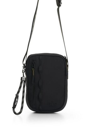 Bandolera De Lona Check Para Hombre Fly Up Bandolera De Lona Check Para Hombre Fly Up Negro FLY UP