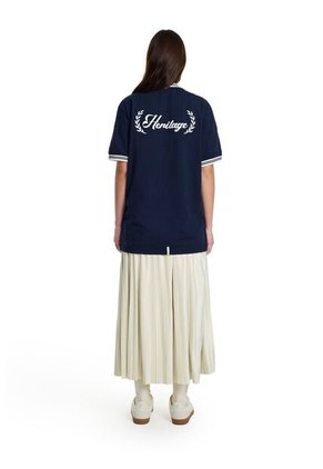 Camiseta Regular Heritage Unisex Fly Up Camiseta Regular Heritage Unisex Fly Up Azul Oscuro L FLYUP