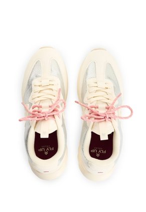 Tenis En Lona Y Carnaza Para Mujer Spirited Future Mesh 1.0 Tenis En Lona Y Carnaza Para Mujer Spirited Future Mesh 1.0 Plata 40 FLY UP