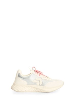 Tenis En Lona Y Carnaza Para Mujer Spirited Future Mesh 1.0 Tenis En Lona Y Carnaza Para Mujer Spirited Future Mesh 1.0 Plata 38 FLY UP