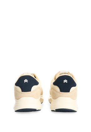 Tenis En Lona Y Carnaza Para Hombre Spirited Craft 2.0 Tenis En Lona Y Carnaza Para Hombre Spirited Craft 2.0 Crema 42 FLY UP