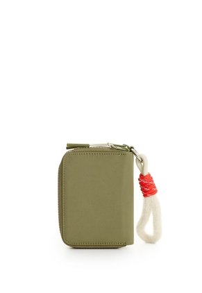 Billetera Rush En Lona Para Mujer Fly Up Billetera Rush En Lona Para Mujer Fly Up Verde FLY UP