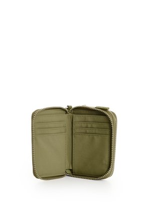 Billetera Rush En Lona Para Mujer Fly Up Billetera Rush En Lona Para Mujer Fly Up Verde FLY UP