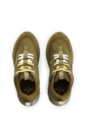 'Tenis Spirited Glowkick 1.0 Con Detalle Escarchado Para Mujer Fly Up 'Tenis Spirited Glowkick 1.0 Con Detalle Escarchado Para Mujer Fly Up Verde 35 FLY UP