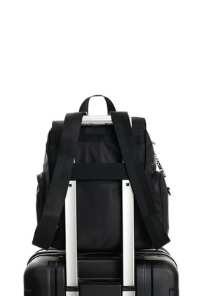 Morral En Lona Para Mujer Move Voltage Morral En Lona Para Mujer Move Voltage Negro FLY UP