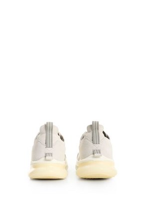 Tenis Vitality 2 1.0 Para Mujer Fly Up Tenis Vitality 2 1.0 Para Mujer Fly Up Plata 39 FLY UP
