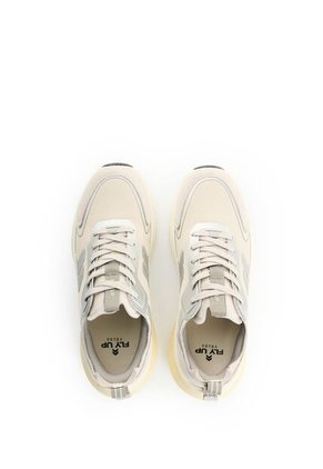 Tenis Vitality 2 1.0 Para Mujer Fly Up Tenis Vitality 2 1.0 Para Mujer Fly Up Plata 40 FLY UP