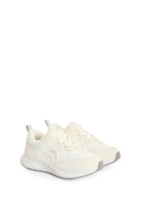 Tenis Spirited 3 1.0 En Textil Y Gamuza Para Mujer Fly Up Tenis Spirited 3 1.0 En Textil Y Gamuza Para Mujer Fly Up Blanco 40 FLY UP
