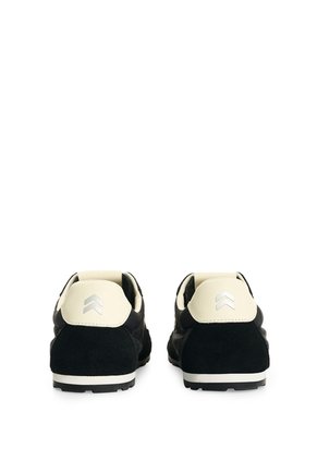 Tenis En Lona Y Carnaza Para Hombre Savanna League Classic 2.0 Tenis En Lona Y Carnaza Para Hombre Savanna League Classic 2.0 Negro 43 FLY UP