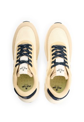 Tenis En Lona Y Carnaza Para Hombre Spirited Craft 2.0 Tenis En Lona Y Carnaza Para Hombre Spirited Craft 2.0 Crema 43 FLY UP