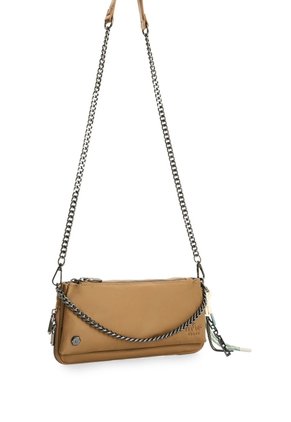 Manos Libres En Lona Para Mujer Folded Flap Voltage Manos Libres En Lona Para Mujer Folded Flap Voltage Tabaco FLY UP