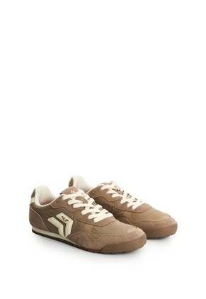 Tenis En Lona Y Gamuza Para Hombre Prime 2.0 Tenis En Lona Y Gamuza Para Hombre Prime 2.0 Tabaco 40 FLY UP