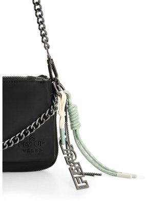 Manos Libres En Lona Para Mujer Folded Flap Voltage Manos Libres En Lona Para Mujer Folded Flap Voltage Negro FLY UP
