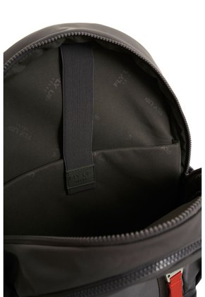 Morral Utilitario Para Hombre Escape 2 Fly Up Morral Utilitario Para Hombre Escape 2 Fly Up Gris FLY UP