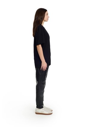 Camiseta Regular Voyage Unisex Semi Ajustada Camiseta Regular Voyage Unisex Semi Ajustada Negro XL FLY UP