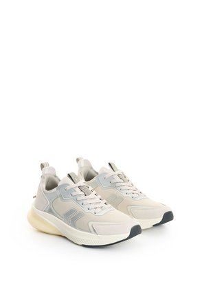 Tenis Vitality 2 1.0 Para Mujer Fly Up Tenis Vitality 2 1.0 Para Mujer Fly Up Plata 41 FLY UP
