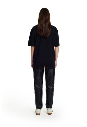 Camiseta Regular Voyage Unisex Semi Ajustada Camiseta Regular Voyage Unisex Semi Ajustada Negro M FLYUP