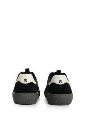 Tenis En Lona Y Gamuza Para Hombre Nomad 2 2.0 Tenis En Lona Y Gamuza Para Hombre Nomad 2 2.0 Negro 41 FLY UP