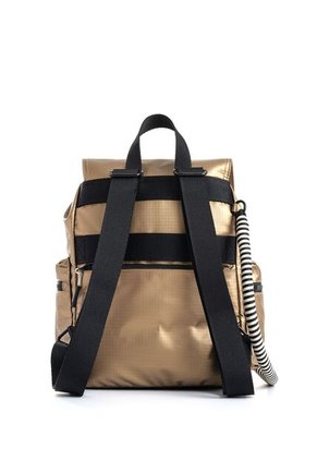 Morral Fly Up Move Para Mujer Detalle Contraste Morral Fly Up Move Para Mujer Detalle Contraste Dorado FLY UP