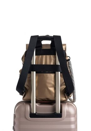 Morral Fly Up Move Para Mujer Detalle Contraste Morral Fly Up Move Para Mujer Detalle Contraste Dorado FLY UP