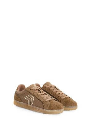 Tenis Sparkle Woven 1.0 En Lona Texturizada Para Mujer Fly Up Tenis Sparkle Woven 1.0 En Lona Texturizada Para Mujer Fly Up Tabaco 39 FLY UP