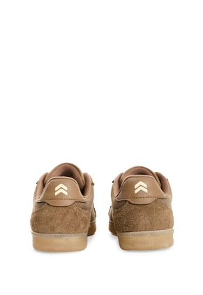 Tenis Sparkle Woven 1.0 En Lona Texturizada Para Mujer Fly Up Tenis Sparkle Woven 1.0 En Lona Texturizada Para Mujer Fly Up Tabaco 39 FLY UP