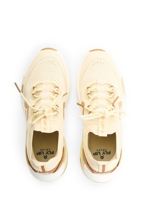 Tenis Freedom 3 1.0 Para Mujer Fly Up Tanis Freedom 3 1.0 Para Mujer Fly Up Arena 40 FLY UP