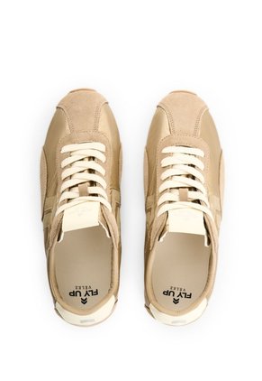 Tenis En Lona Y Carnaza Para Mujer Classic 1.0 Tenis En Lona Y Carnaza Para Mujer Classic 1.0 Dorado 40 FLY UP