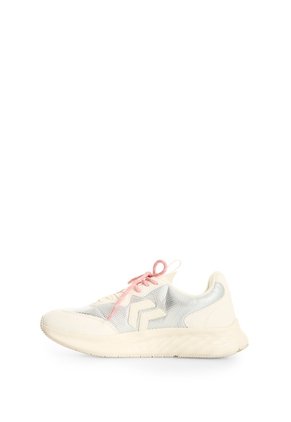 Tenis En Lona Y Carnaza Para Mujer Spirited Future Mesh 1.0 Tenis En Lona Y Carnaza Para Mujer Spirited Future Mesh 1.0 Plata 40 FLY UP