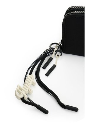 Billetera Pararell 1.0 Para Mujer Fly Up Billetera Pararell 1.0 Para Mujer Fly Up Negro FLY UP