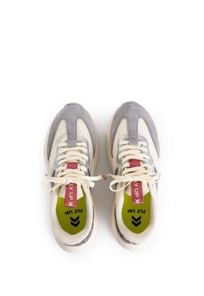 Tenis Fibermesh Para Mujer Fly Up Tenis Fibermesh Para Mujer Fly Up Gris 40 FLYUP