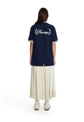 Camiseta Regular Heritage Unisex Fly Up Camiseta Regular Heritage Unisex Fly Up Azul Oscuro L FLYUP