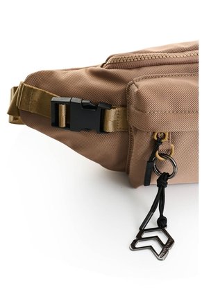 Riñonera Stripes 2.0 En Lona Texturizada Para Hombre Fly Up Riñonera Stripes 2.0 En Lona Texturizada Para Hombre Fly Up Tabaco FLY UP