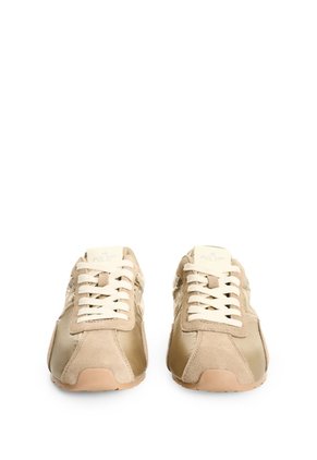 Tenis En Lona Y Carnaza Para Mujer Classic 1.0 Tenis En Lona Y Carnaza Para Mujer Classic 1.0 Dorado 39 FLY UP