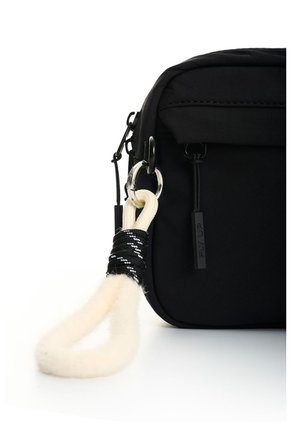 Cosmetiquera Florian 1.0 En Lona Para Mujer Fly Up Cosmetiquera Florian 1.0 En Lona Para Mujer Fly Up Negro FLY UP