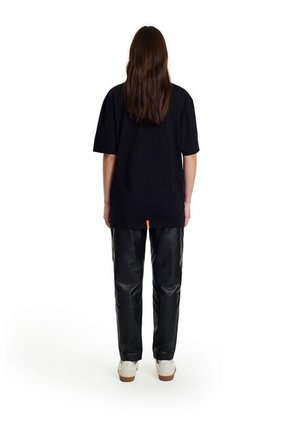 Camiseta Regular Voyage Unisex Semi Ajustada Camiseta Regular Voyage Unisex Semi Ajustada Negro XL FLYUP