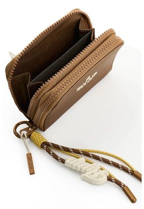 Billetera En Lona Rush Para Mujer Fly Up Billetera En Lona Rush Para Mujer Fly Up Bronce FLY UP