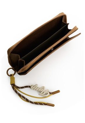 Porta Chequera Rush En Lona Para Mujer Fly Up Porta Chequera Rush En Lona Para Mujer Fly Up Bronce FLY UP