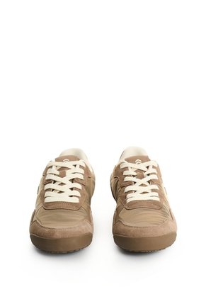 Tenis En Lona Y Gamuza Para Hombre Prime 2.0 Tenis En Lona Y Gamuza Para Hombre Prime 2.0 Tabaco 43 FLY UP