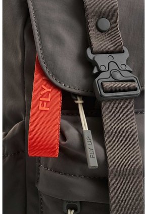 Morral Utilitario Para Hombre Venture 2 Fly Up Morral Utilitario Para Hombre Venture 2 Fly Up Gris FLY UP