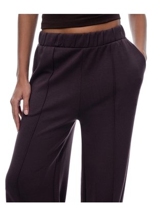 Pantalón Tiro Alto Vinotinto Mujer Violeta
