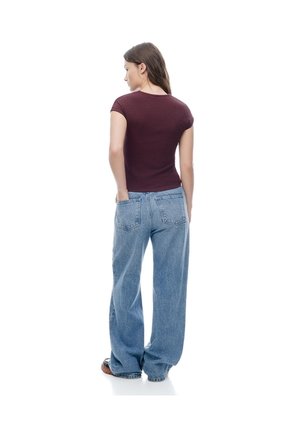 Camiseta Slim Manga Corta Vinotinto Mujer Violeta