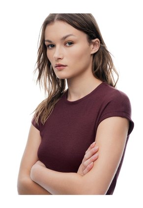 Camiseta Slim Manga Corta Vinotinto Mujer Violeta