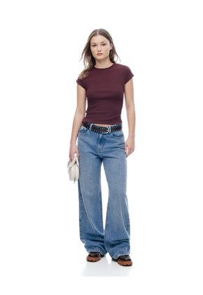 Camiseta Slim Manga Corta Vinotinto Mujer Violeta