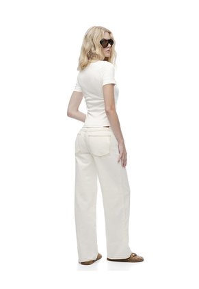 Jean Straight Tiro Medio Crudo Mujer Beige