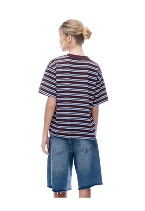 Camiseta Relaxed Manga Corta Vinotinto Rayas Mujer Violeta