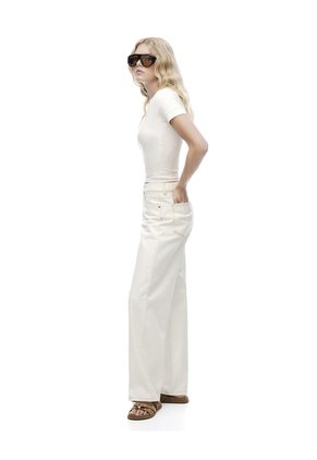 Jean Straight Tiro Medio Crudo Mujer Beige