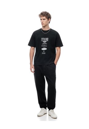 Camiseta Regular Manga Corta Negra Hombre Negro